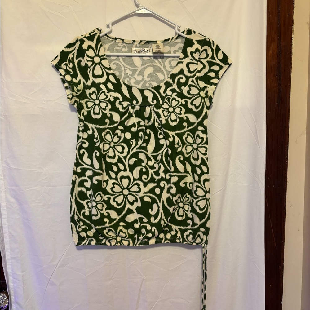 Twisted Courtesy Elegant Green and White Floral Short Sleeve Top